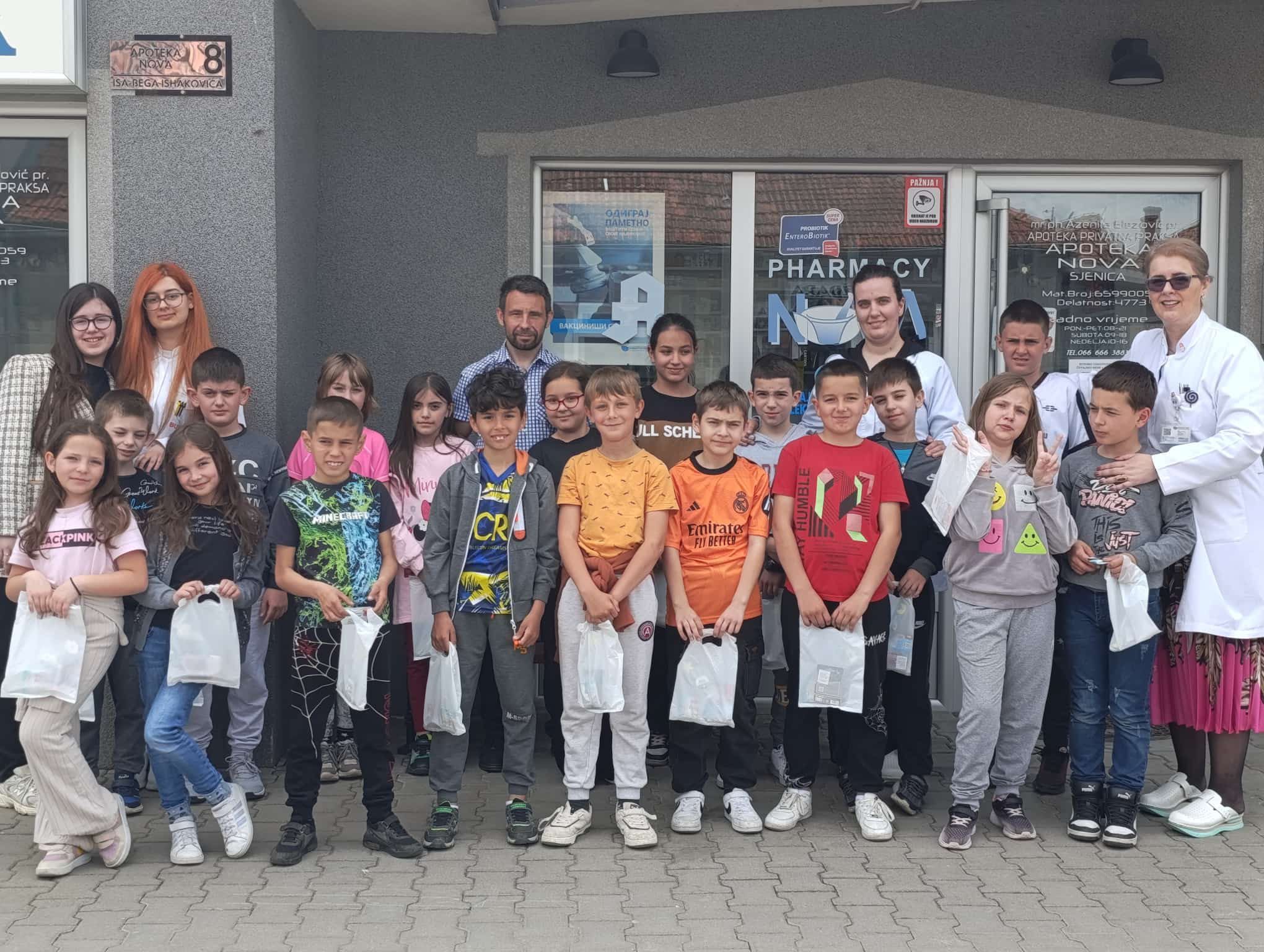 Učenici posetili apoteku „Nova“
